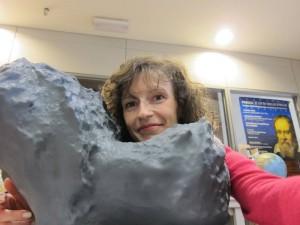 Nonostante sia solo un modellino, tenere in mano il nucleo della cometa ha il suo fascino e un selfie è scappato! Crediti: Sabrina Masiero/INAF-Padova