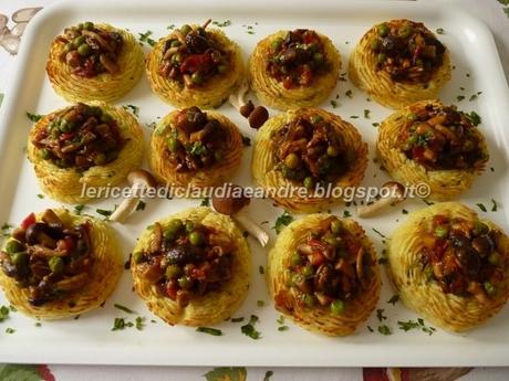 Cestini di patate con pioppini, pisellini e pomodori