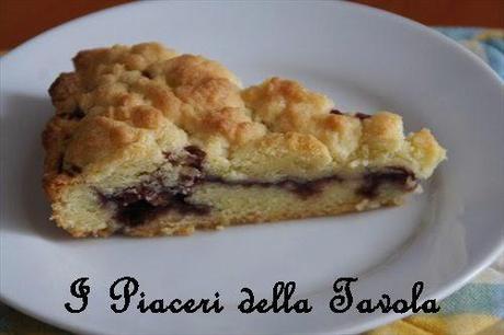 Torta tipo sbrisolona con fragole e fragoline di bosco