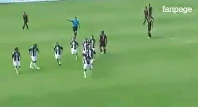 (VIDEO)Subiscono gol mentre esultano per la rete appena segnata..