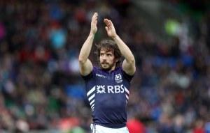 Colin Gregor saluta il pubblico dello Scotstoun Stadium lo scorso maggio, quando la Scozia chiuse al quarto posto (Credit: Martin Seras Lima/IRB)