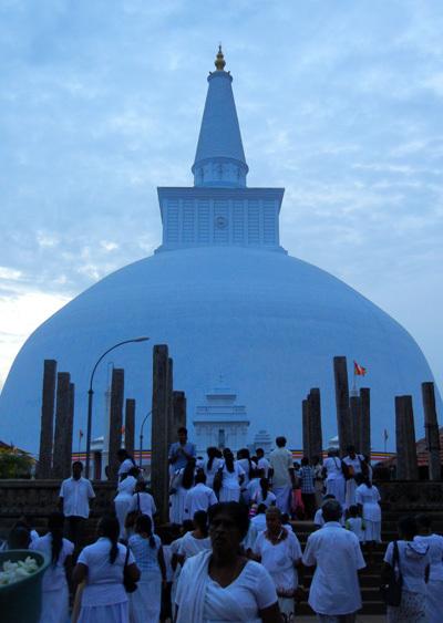 Ruvanvelisaya Dagoba, anuradhapura, sri lanka, viaggiandovaldi