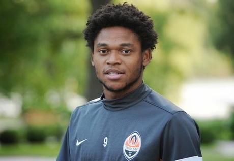 Luiz Adriano come Messi