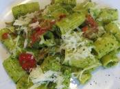 Mezze maniche pesto, guanciale pomodoro