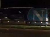 Video. Napoli perde l’autobus azzurro viene preso mira tifosi