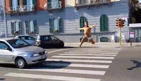 Ballerino sul lungomare liberato