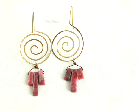Orecchini spirale ottone con pietre dure rosa, gioielli gitani fatti a mano by PetiteFraise
