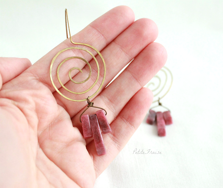 Orecchini spirale ottone con pietre dure rosa, gioielli bohemian fatti a mano by PetiteFraise