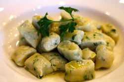 Gnocchi con zucchine, prosciutto e provola