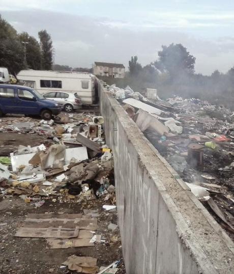 Venti foto allucinanti dal campo nomadi di Salone. Quello che stamattina è andato a fuoco