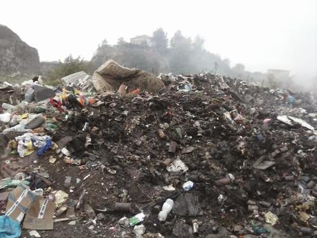 Venti foto allucinanti dal campo nomadi di Salone. Quello che stamattina è andato a fuoco