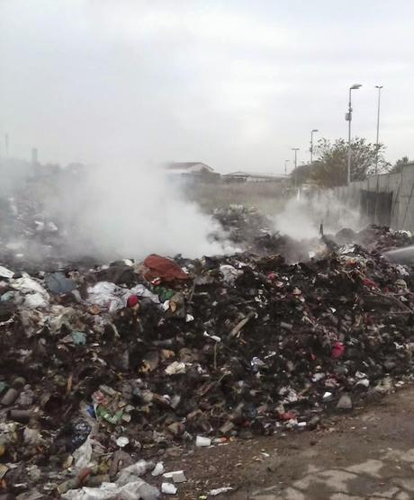 Venti foto allucinanti dal campo nomadi di Salone. Quello che stamattina è andato a fuoco