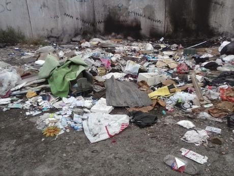 Venti foto allucinanti dal campo nomadi di Salone. Quello che stamattina è andato a fuoco