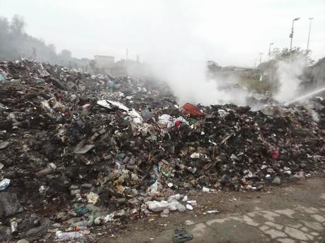 Venti foto allucinanti dal campo nomadi di Salone. Quello che stamattina è andato a fuoco