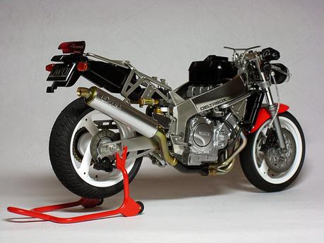 Yamaha FZR 750R OW-01 by Luyan Wen (Tamiya)