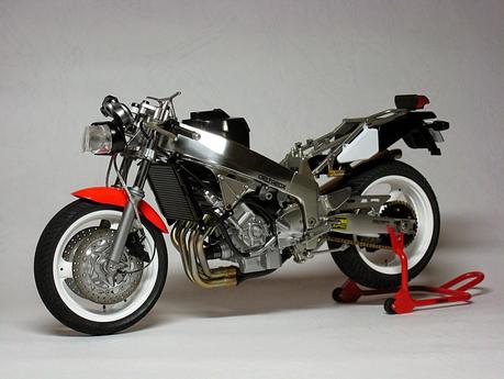 Yamaha FZR 750R OW-01 by Luyan Wen (Tamiya)