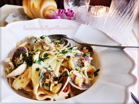 Tagliatelle con vongole veraci e pomodorino del Piennolo