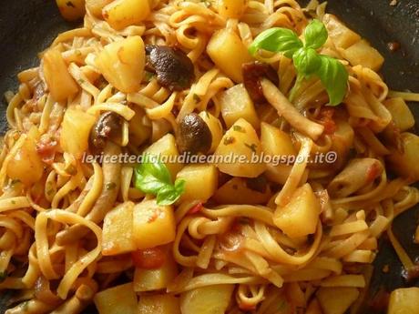 Tagliolini con funghi pioppini, patate e pomodoro