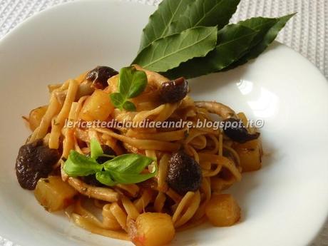 Tagliolini con funghi pioppini, patate e pomodoro