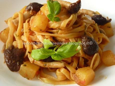 Tagliolini con funghi pioppini, patate e pomodoro