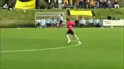 (VIDEO)Il portiere sale sul calcio d'angolo... e segna in ROVESCIATA !