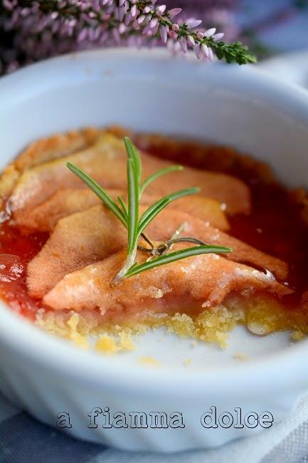 Tartellette al rosmarino,confettura di fragole tardive e mela