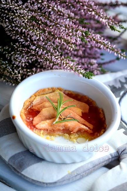 Tartellette al rosmarino,confettura di fragole tardive e mela