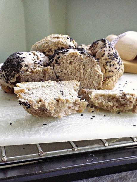 Pane alla farina d'orzo con sesamo nero e bianco