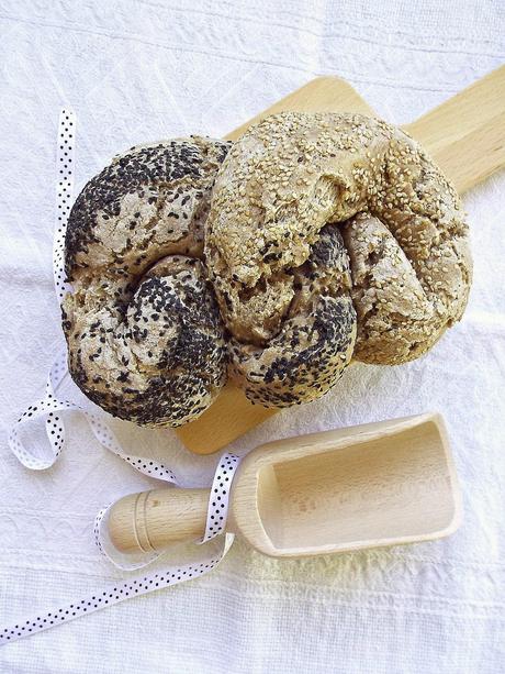 Pane alla farina d'orzo con sesamo nero e bianco