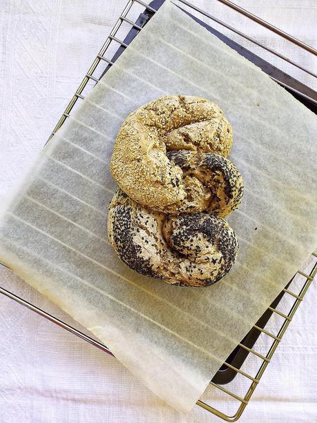 Pane alla farina d'orzo con sesamo nero e bianco