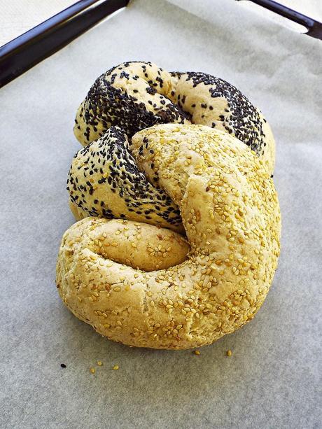 Pane alla farina d'orzo con sesamo nero e bianco