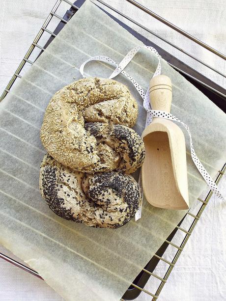 Pane alla farina d'orzo con sesamo nero e bianco