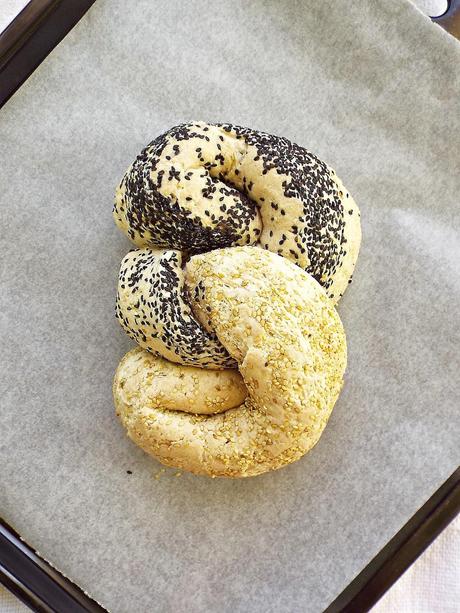 Pane alla farina d'orzo con sesamo nero e bianco