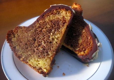 Ciambella marmorizzata con glassa al doppio cioccolato e scaglie di mandorle - Bundt Marble Cake with double chocolate and almond slice