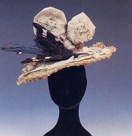 Cappello con uccello del paradiso e decorazioni a merletti. Fine XIX- inizi XX sec. Palermo, collezione Piraino. Immagine tratta dal sito: www.geometriefluide.com