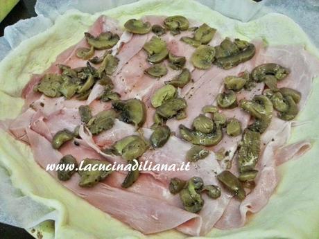 Focaccia con Prosciutto Funghi e Formaggio