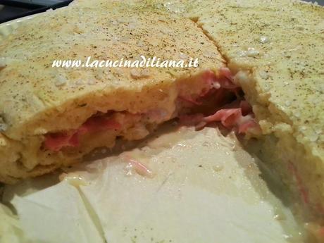 Focaccia con Prosciutto Funghi e Formaggio