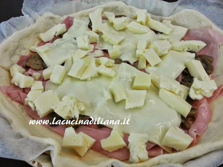 Focaccia con Prosciutto Funghi e Formaggio