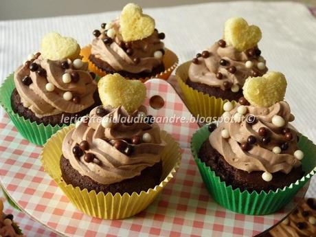 Cupcakes al cioccolato con cuore a sorpresa