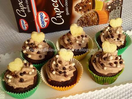 Cupcakes al cioccolato con cuore a sorpresa