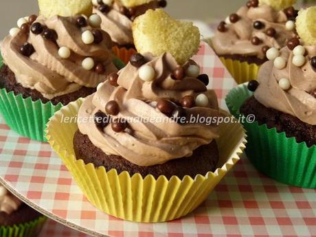 Cupcakes al cioccolato con cuore a sorpresa