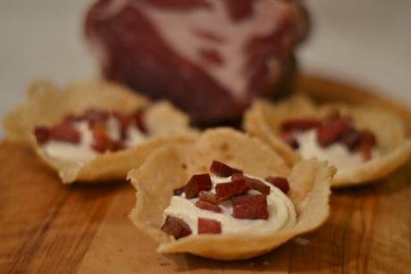 Cestini di parmigiano con ricotta e coppa piancentina croccante