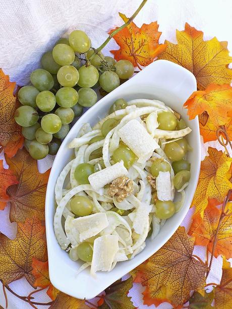 Insalata di finocchi marinati con uva, noci e scaglie di Parmigiano