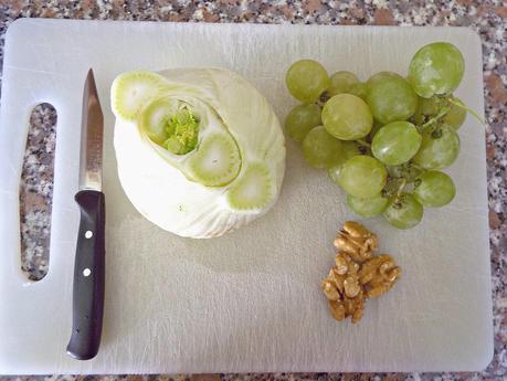 Insalata di finocchi marinati con uva, noci e scaglie di Parmigiano