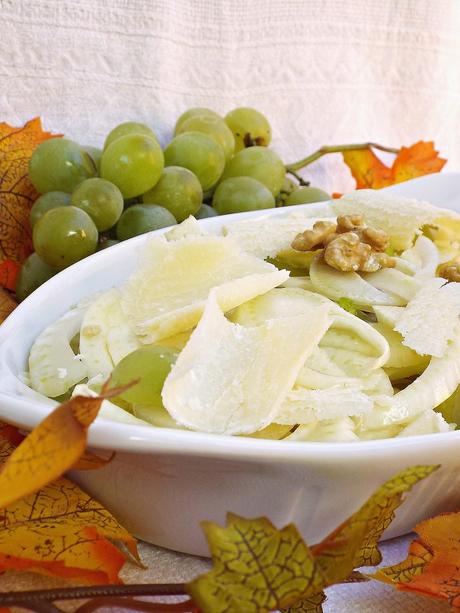 Insalata di finocchi marinati con uva, noci e scaglie di Parmigiano