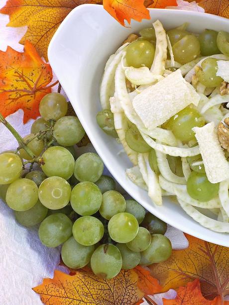 Insalata di finocchi marinati con uva, noci e scaglie di Parmigiano