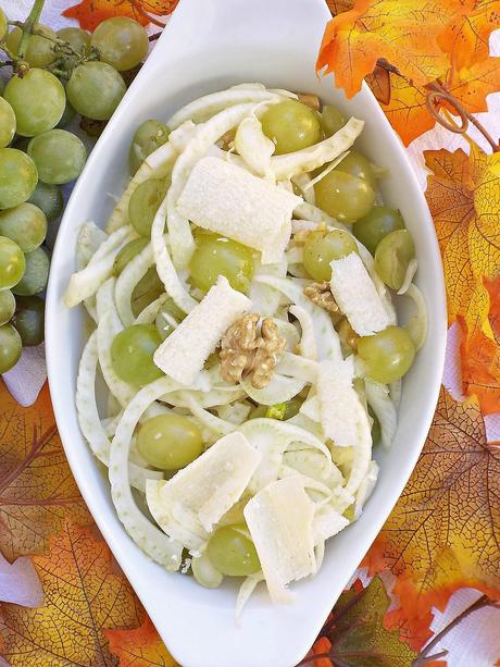 Insalata di finocchi marinati con uva, noci e scaglie di Parmigiano