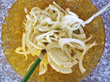 Insalata di finocchi marinati con uva, noci e scaglie di Parmigiano