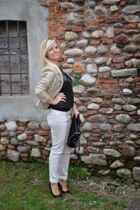 outfit jeans e tacchi jeans stampa pitonata felpa nera con tigre stampata chiodo in pelle beige abbinamento jeans e tacchi come abbinare jeans e tacchi jeans con risvolto decolletè nere in pelle borsa massimiliano incas modello falabella collana majique majique london necklace how to wear jeans and heels fashion blogger italiane fashion blogger milano fashion blogger bionde colorblock by felym mariafelicia magno fashion blogger di colorblock by felym borsa nera abbinamento beige e borsa nero abbinamento nero e beige abbinamento beige e nero outfit casual outfit ottobre 2014 outfit casual autunnali outfit autunnali casual 