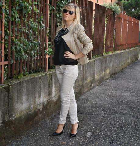 outfit jeans e tacchi jeans stampa pitonata felpa nera con tigre stampata chiodo in pelle beige abbinamento jeans e tacchi come abbinare jeans e tacchi jeans con risvolto decolletè nere in pelle borsa massimiliano incas modello falabella collana majique majique london necklace how to wear jeans and heels fashion blogger italiane fashion blogger milano fashion blogger bionde colorblock by felym mariafelicia magno fashion blogger di colorblock by felym borsa nera abbinamento beige e borsa nero abbinamento nero e beige abbinamento beige e nero outfit casual outfit ottobre 2014 outfit casual autunnali outfit autunnali casual 